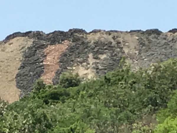 Ilegalno odlagalište iznad Trogira prepuno asfalta